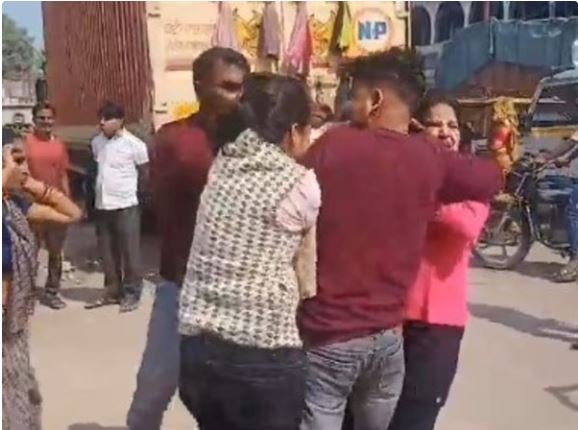 A policeman's girlfriend was beaten up in the police station, his wife and sister-in-law beat her in front of the police; the entire police station kept watching