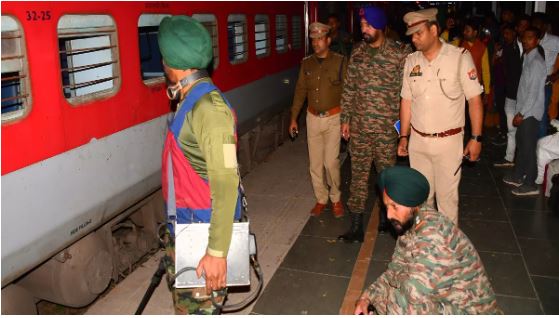 There was a stir in Ayodhya Express due to information of bomb, it was written in the sleeper coach- train will be blown up at Charbagh station
