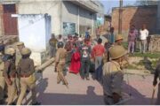 Unnao: Stone pelting on police during Holi procession, three soldiers injured, sit-in after lathicharge