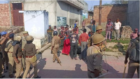 Unnao: Stone pelting on police during Holi procession, three soldiers injured, sit-in after lathicharge