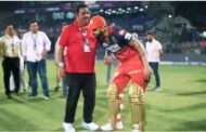 Whose feet did Virat Kohli touch on the field? The moment of respect went viral, RCB shared the video
